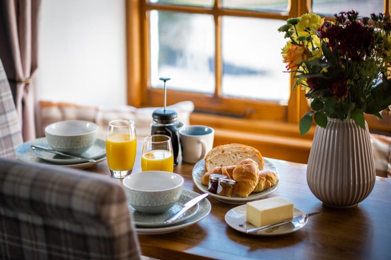 Stunning Cottage Grade 2 Listed With Parking And Hot Tub 보우네스온윈더미어 외부 사진