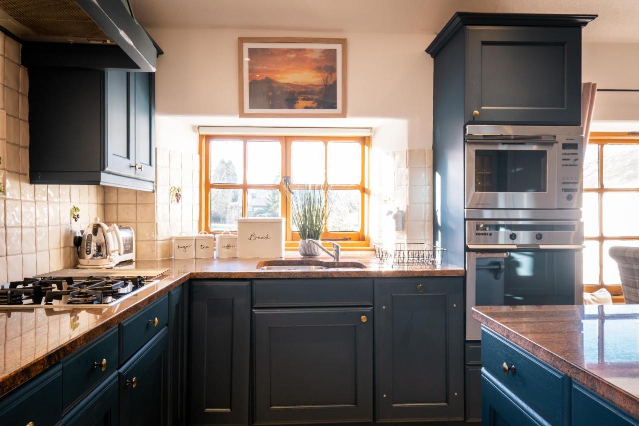 Stunning Cottage Grade 2 Listed With Parking And Hot Tub 보우네스온윈더미어 외부 사진