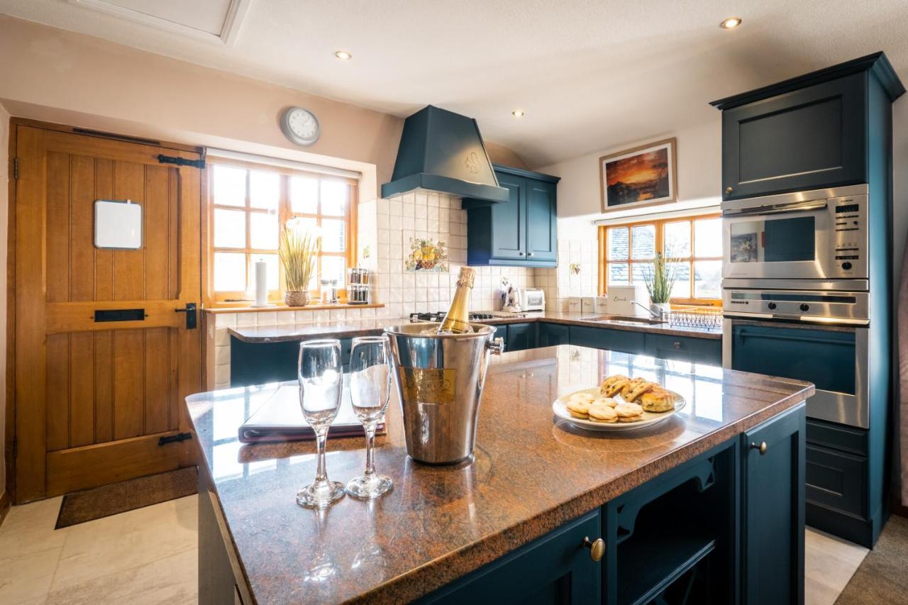 Stunning Cottage Grade 2 Listed With Parking And Hot Tub 보우네스온윈더미어 외부 사진
