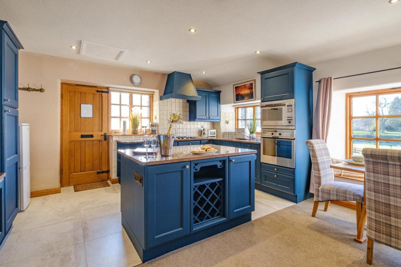 Stunning Cottage Grade 2 Listed With Parking And Hot Tub 보우네스온윈더미어 외부 사진