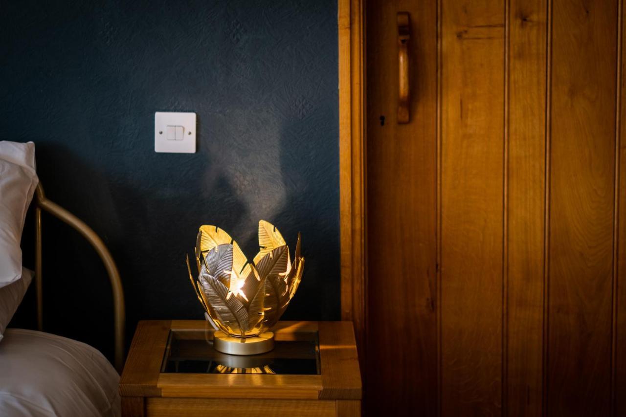 Stunning Cottage Grade 2 Listed With Parking And Hot Tub 보우네스온윈더미어 외부 사진