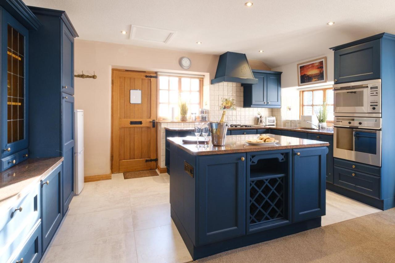 Stunning Cottage Grade 2 Listed With Parking And Hot Tub 보우네스온윈더미어 외부 사진