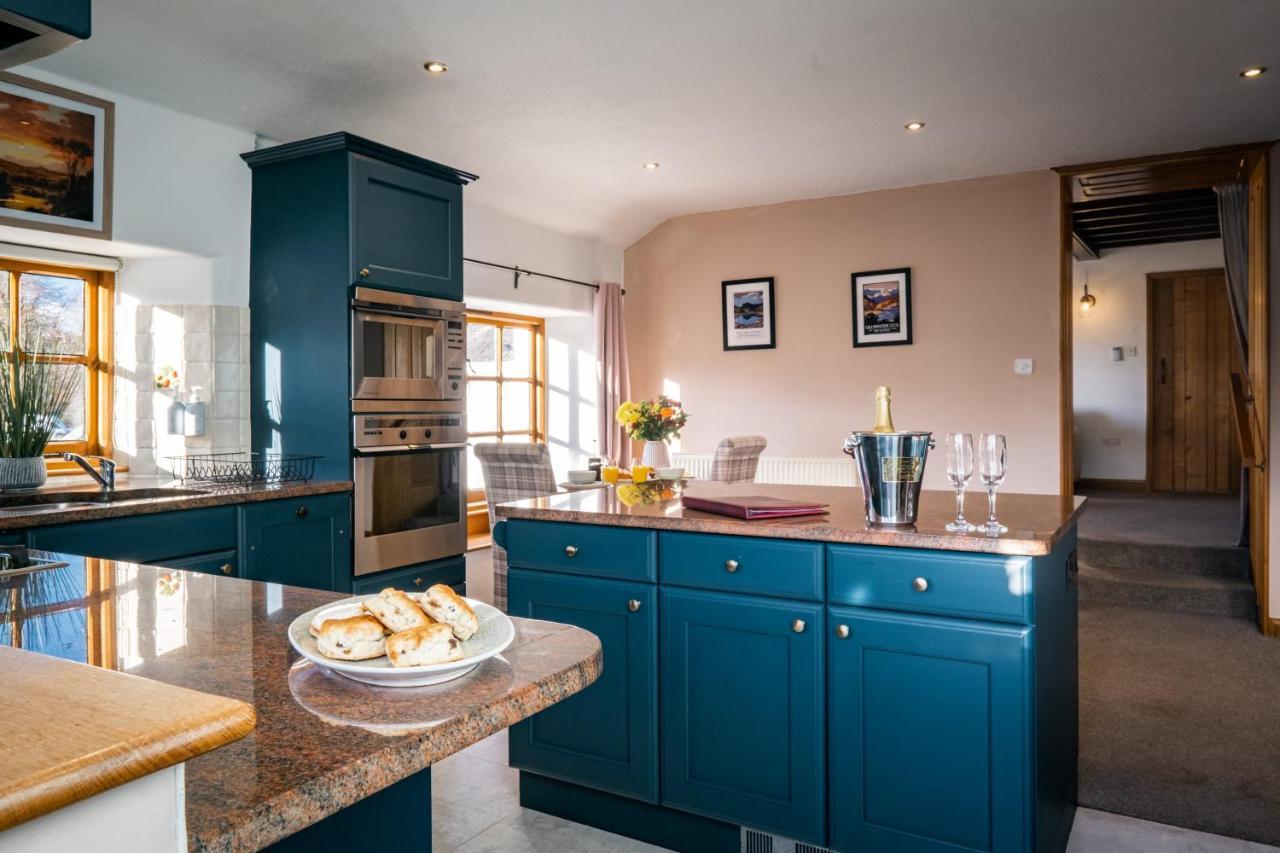Stunning Cottage Grade 2 Listed With Parking And Hot Tub 보우네스온윈더미어 외부 사진