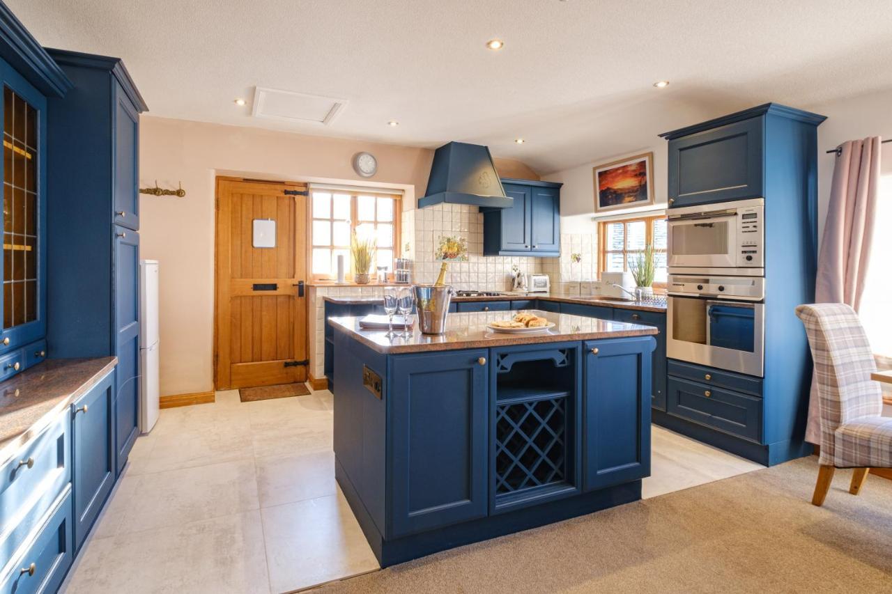 Stunning Cottage Grade 2 Listed With Parking And Hot Tub 보우네스온윈더미어 외부 사진