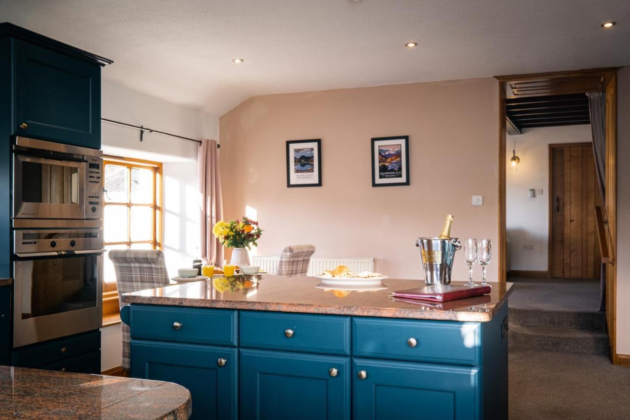 Stunning Cottage Grade 2 Listed With Parking And Hot Tub 보우네스온윈더미어 외부 사진