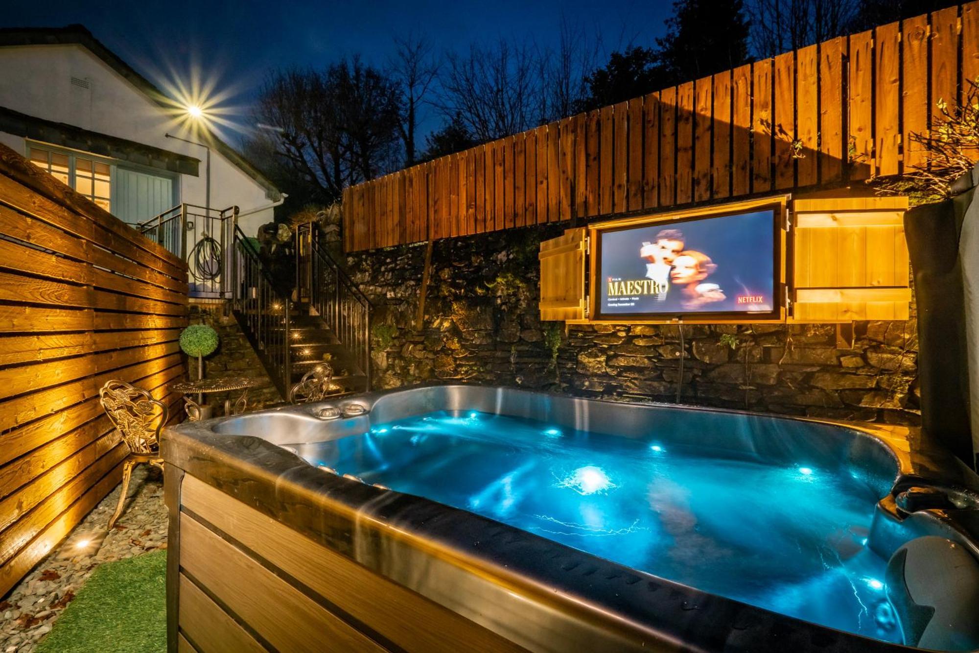 Stunning Cottage Grade 2 Listed With Parking And Hot Tub 보우네스온윈더미어 외부 사진