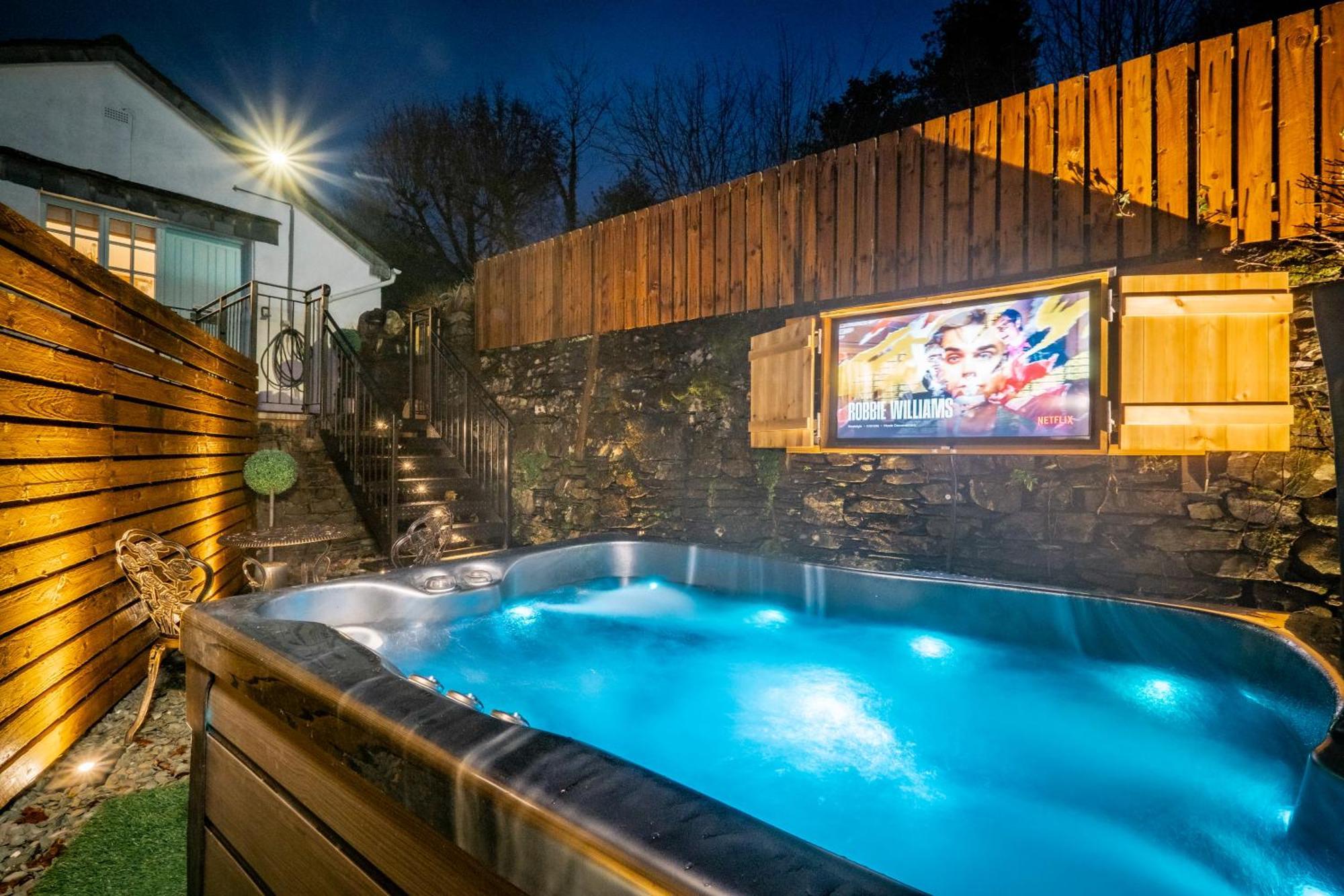 Stunning Cottage Grade 2 Listed With Parking And Hot Tub 보우네스온윈더미어 외부 사진