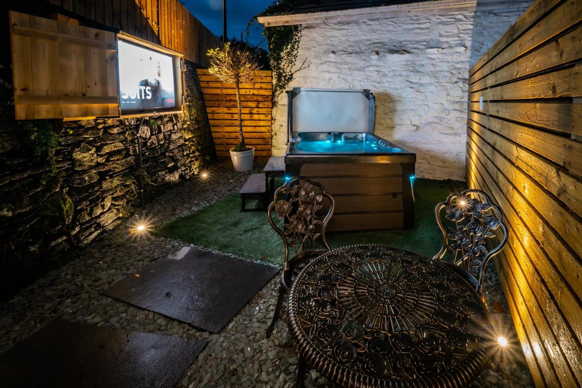 Stunning Cottage Grade 2 Listed With Parking And Hot Tub 보우네스온윈더미어 외부 사진